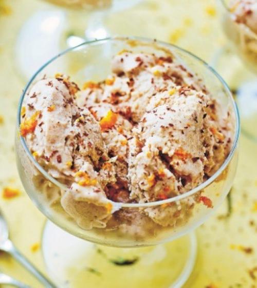 Мороженое из печеных бананов с корицей и шоколадом.