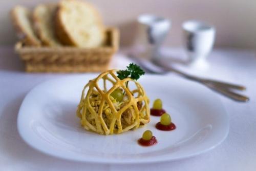 Салат с курицей и грибами в паутинке.

