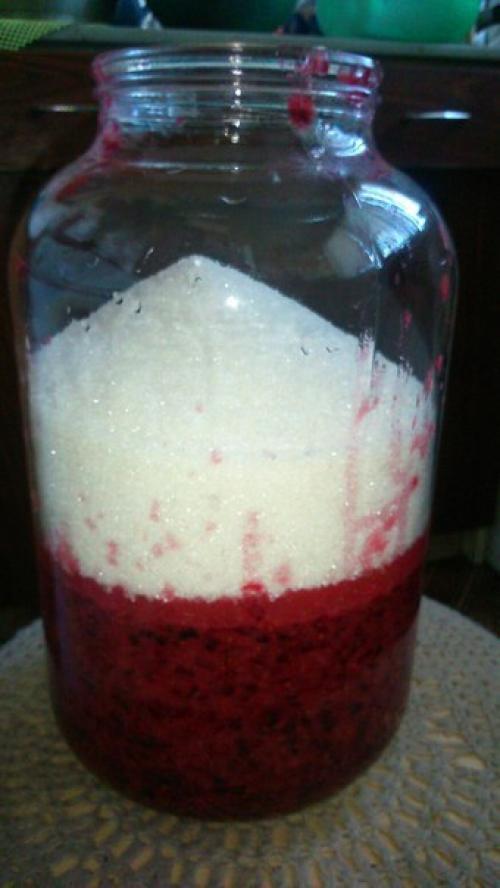 Клюквенная наливка.  Активное время готовки 15 мин + время на настаивание. 04