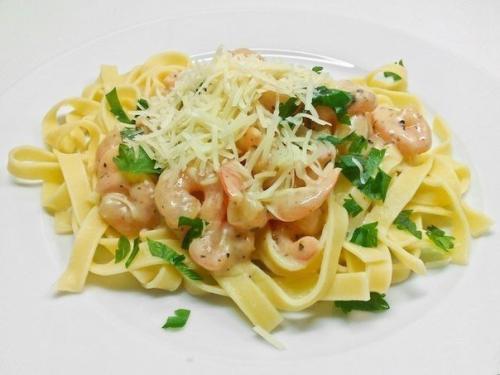 Паста с креветками в сливочном соусе.