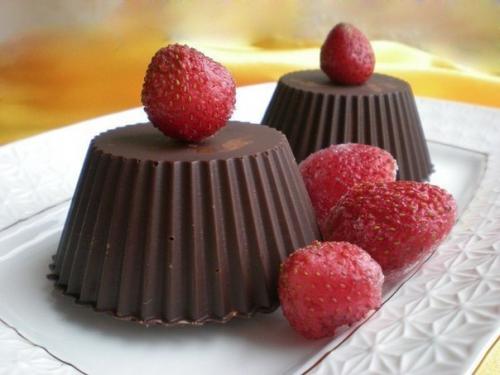 Шоколадные корзинки с клубникой и сливками.