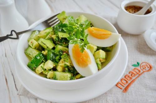 Весенний салат с авокадо и огурцом.