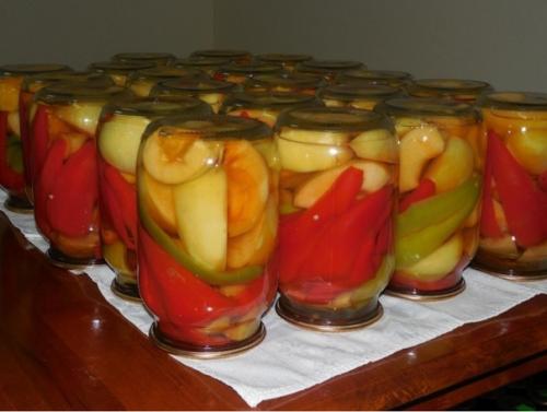 Маринованный перец с яблоками.