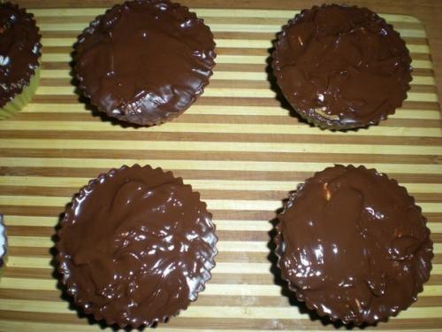 Шоколадные корзинки с клубникой и сливками. 07