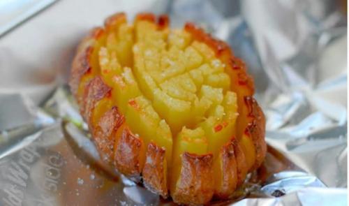 Интересный рецепт запеченной картошки с золотистой корочкой. 06