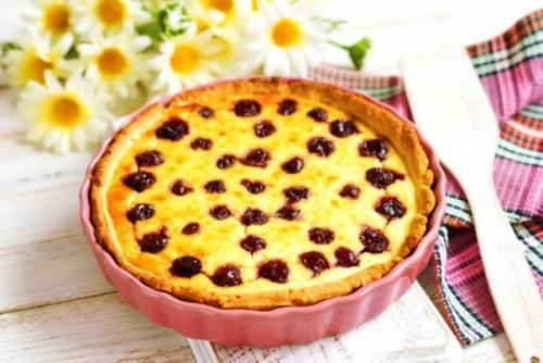 Шарлотка с замороженной вишней.