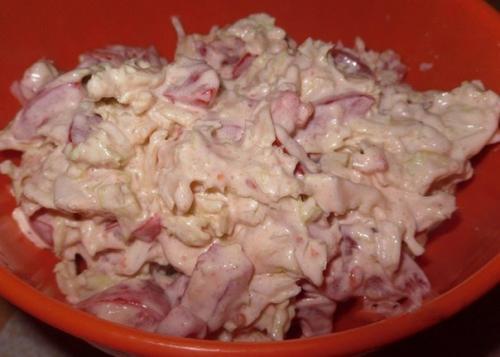 Салат из пекинской капусты с помидорами.