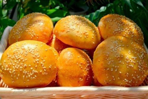 Пирожки с творогом и изюмом.