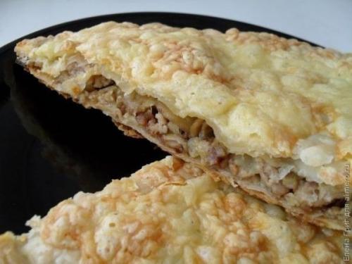 Слоеный пирог с грибами и фаршем.