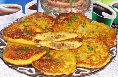 Румяные, ароматные, аппетитные и очень вкусные драники с грибной начинкой.