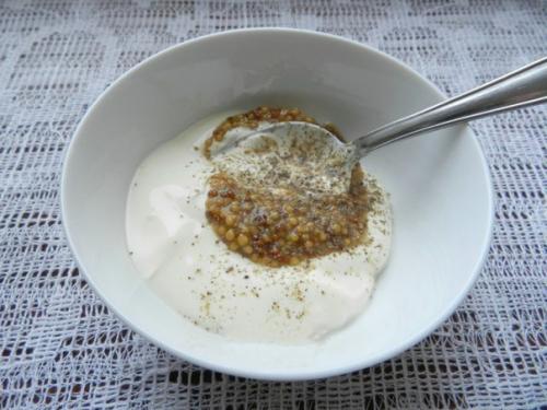 Салат с копченой колбасой и огурцами. 03