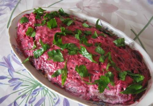 Салат из свеклы аппетитный.