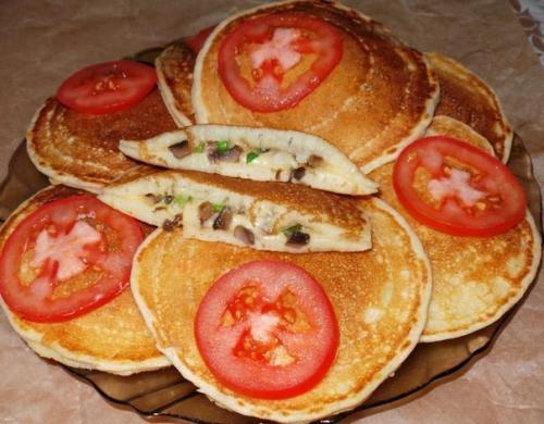 Закрытые блинчики с грибами, сыром и зелёным луком.
