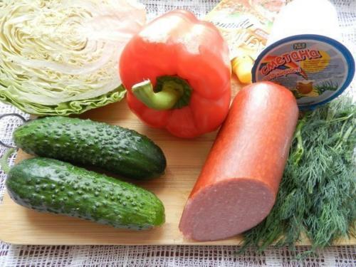 Салат с копченой колбасой и огурцами. 01