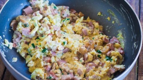 Яичница - болтунья в слоеном тесте к завтраку. 02