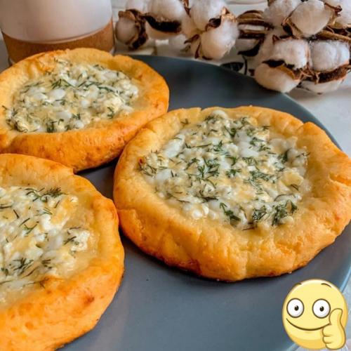 Ватрушки с сырно - творожной начинкой.