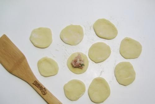 Пельмени самолепные.  Ингредиенты: 04