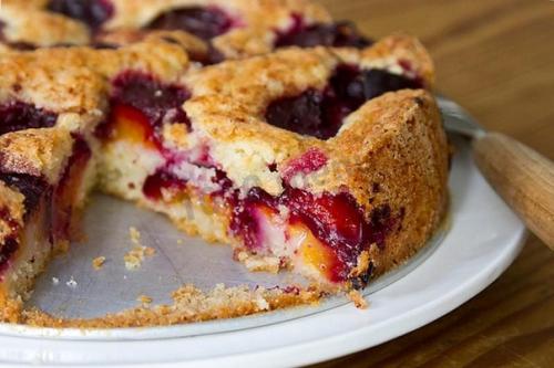 Фантастический пирог!  Сочетание песочного теста, сладких слив, нежного творожного крема и корицы - это нечто!