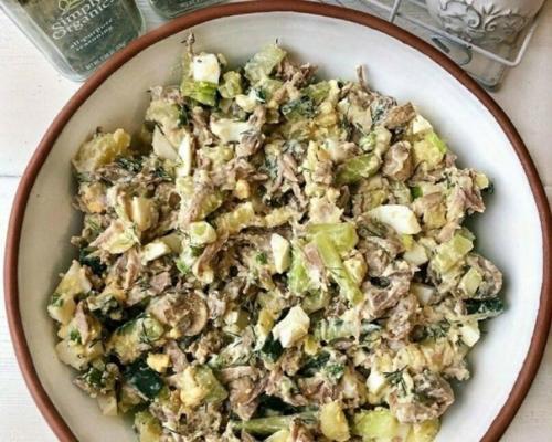 Вкуснейший белковый салат с индейкой и шампиньонами.
