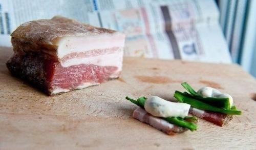 Как солить сало с чесноком.
