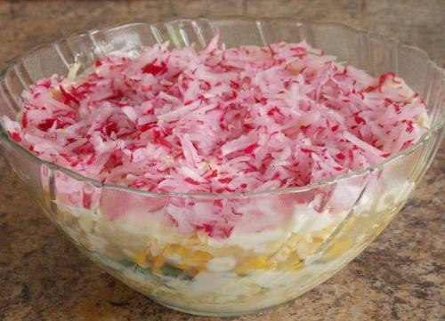 Овощной салат с сыром и яйцом.