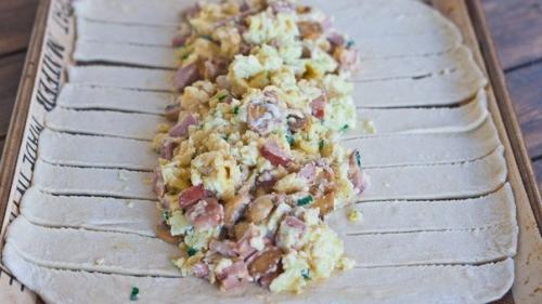 Яичница - болтунья в слоеном тесте к завтраку. 03