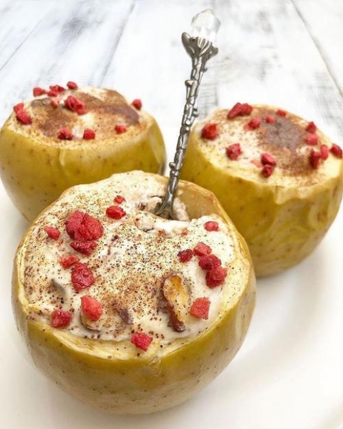 Запечённые яблочки с творогом, фундуком и черносливом.