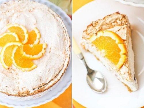 Творожный торт с безе и фруктами.