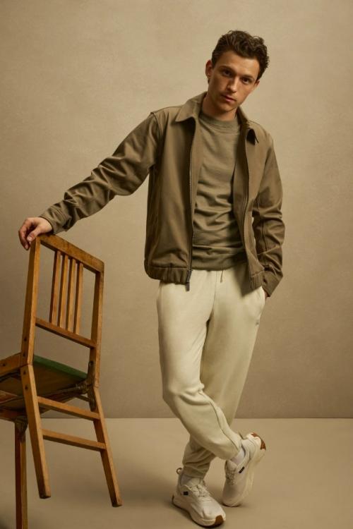 Новая съёмка тома холланда для бренда Vuori и глянца GQ. 

