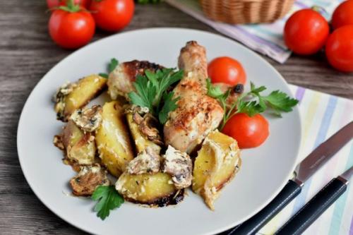 Куриные ножки с картошкой и грибами.