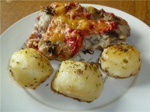 Свинина, запеченная с овощами под соусом бешамель.