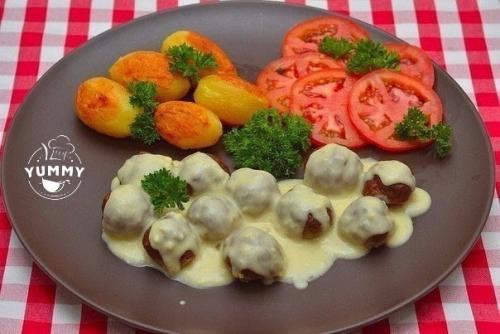 Мясные шарики из говяжьего фарша под сливочным соусом.