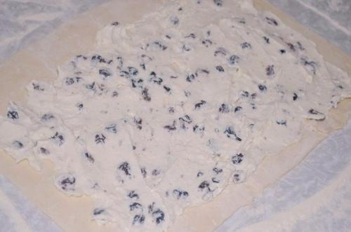 Слоенки с творожной начинкой и изюмом. 02