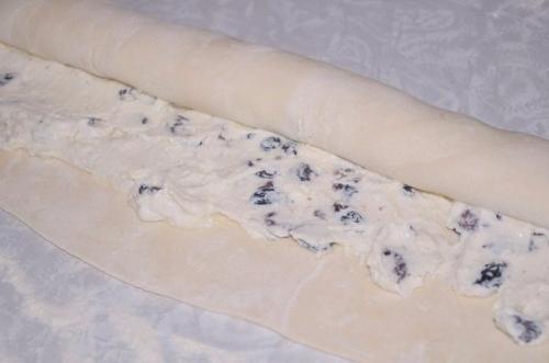 Слоенки с творожной начинкой и изюмом. 03
