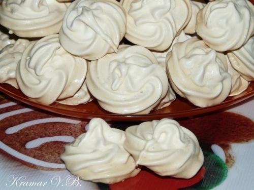 Безе.  Ингредиенты:  - 4 холодных белка.