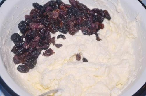 Слоенки с творожной начинкой и изюмом. 01