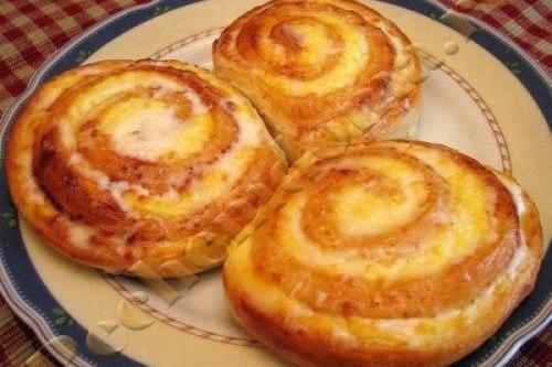 Булочки - завитушки с творогом со сметанной заливкой.