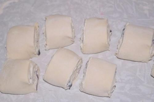 Слоенки с творожной начинкой и изюмом. 05