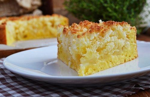 Творожный пирог с яблоками и кокосовой карамелью.