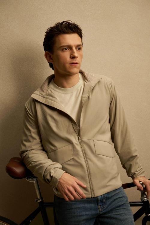 Новая съёмка тома холланда для бренда Vuori и глянца GQ. 02