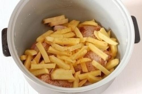 Картофель с курицей в мультиварке. 03