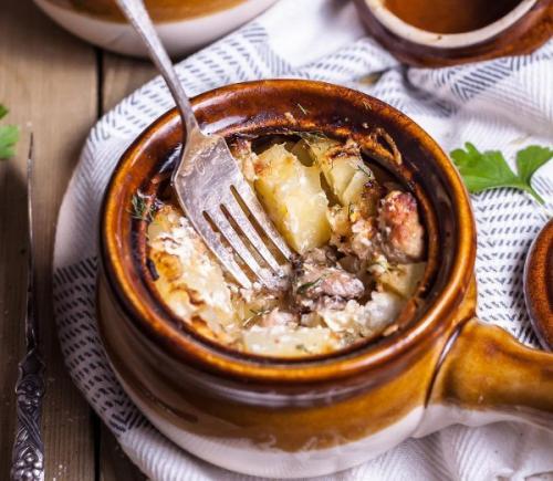 Жаркое из курицы в горшочках.