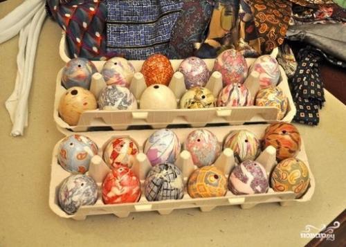 Яйца, крашенные в лоскутках.

