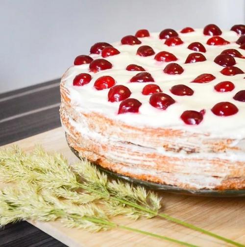 Делимся с вами простым, быстрым и лёгким рецептом сметанного домашнего тортика с нашим вареньем уверены, он понравится каждому члену семьи.