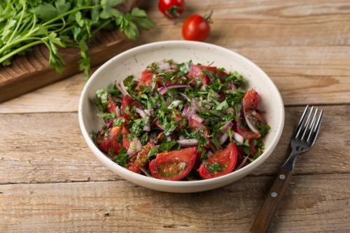 Маринованные помидоры с кинзой.