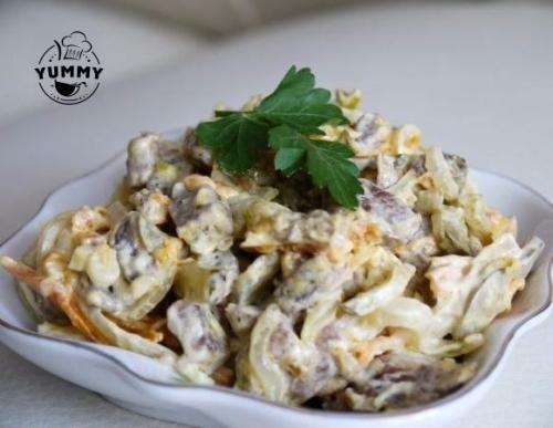 Салат из говядины с овощами.