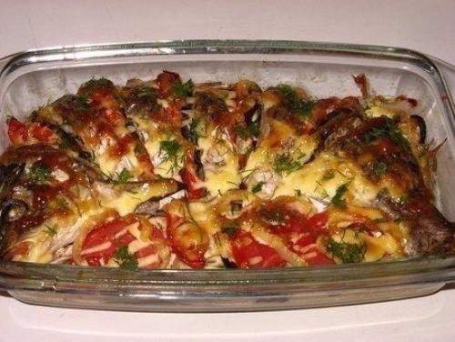 Карп, запеченный с овощами.