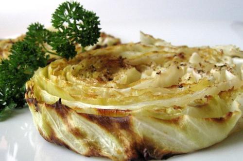 Жареная капуста с чесноком.