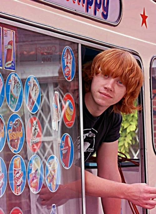 Руперт гринт, прославившийся ролью Рона уизли в фильмах о Гарри Поттере, осуществил свою детскую мечту - приобрёл фургон Mr. 02