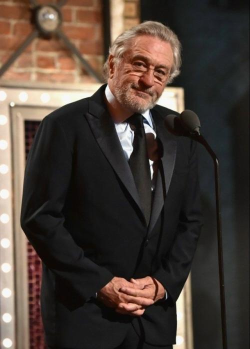 Роберт де ниро на детской площадке с дочкой джией и Тиффани Чен. 01